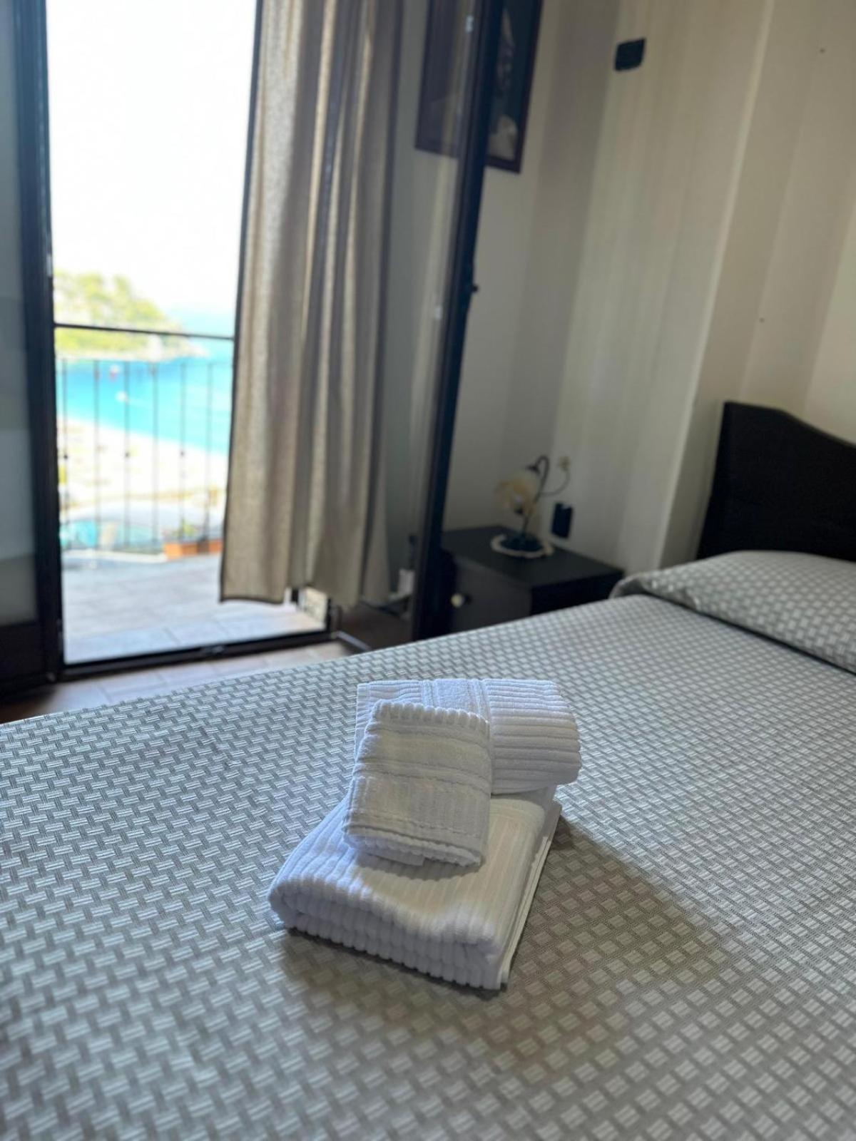 B&B La Bastia Шилла Экстерьер фото